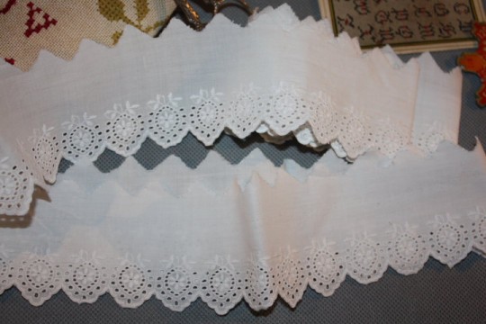 Broderie anglaise ancienne  (belle qualité)